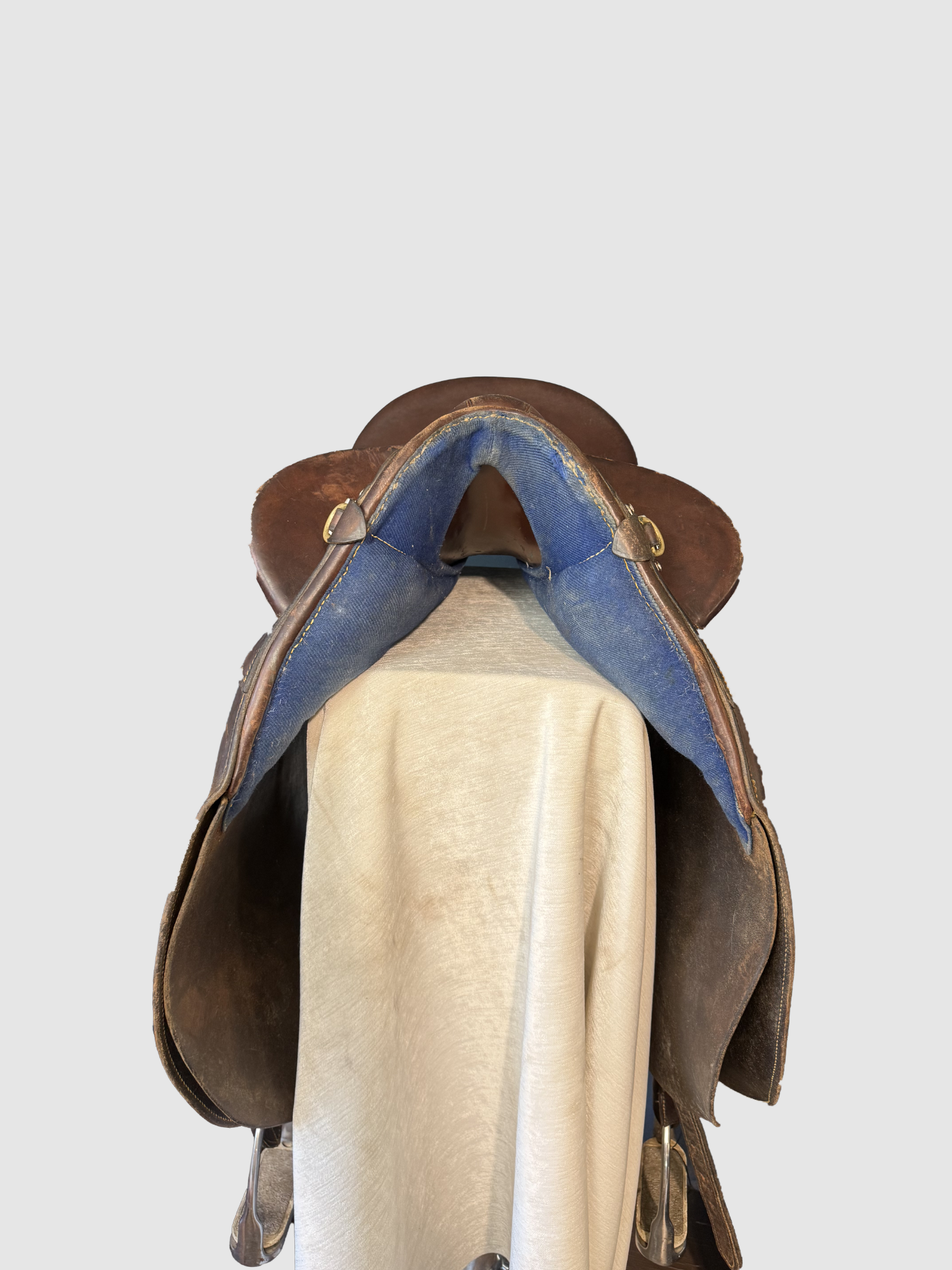 brown Australian Stock saddle gullet on a stand